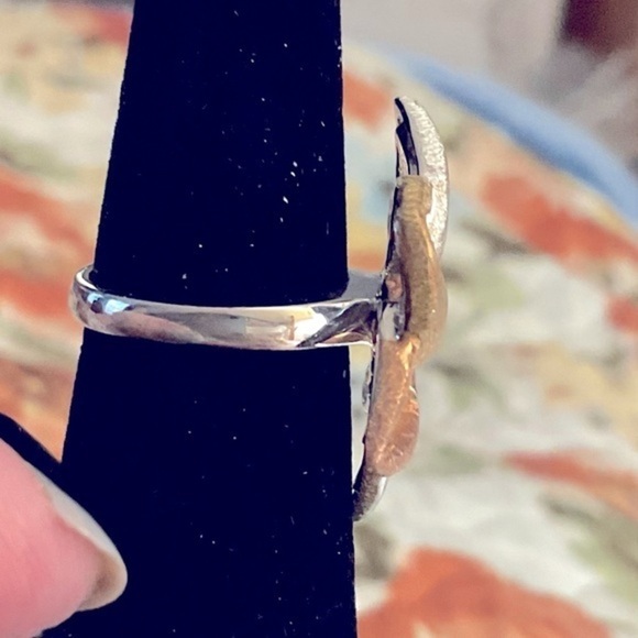 Rose, gold, silver floral motif ring. Size 7. Rhodium over .925 silver. - Picture 9 of 10